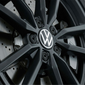 VW Dynamische Nabenkappen mit stehendem neuem Logo im Fahrbetrieb