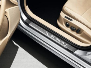 Skoda Octavia Einstiegsleisten Set Edelstahl mit Schriftzug 5E0071303A
