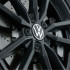 VW Dynamische Nabenkappen mit stehendem neuem Logo im Fahrbetrieb